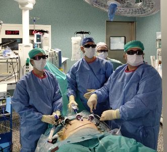 Dr. Domenico Sabia performs a laparoscopic surgery to treat peritoneal cancer together with his medical team at Centro Médico Teknon in Barcelona.