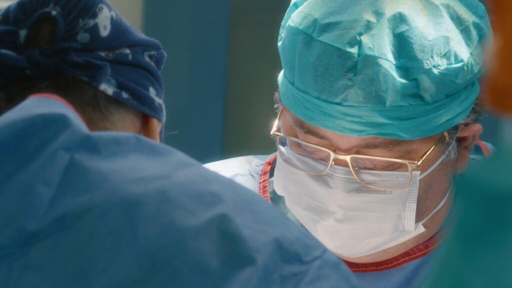 Imagen de el Dr. Domenico Sabia concentrado en una operación